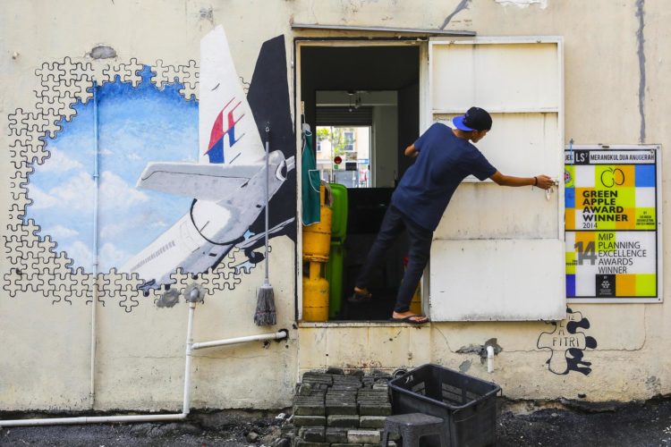 Un mural en recuerdo del avión MH370, desaparecido en 2014 cuando sobrevolaba el oceano Índico con 239 personas a bordo.
EFE/EPA/FAZRY ISMAIL