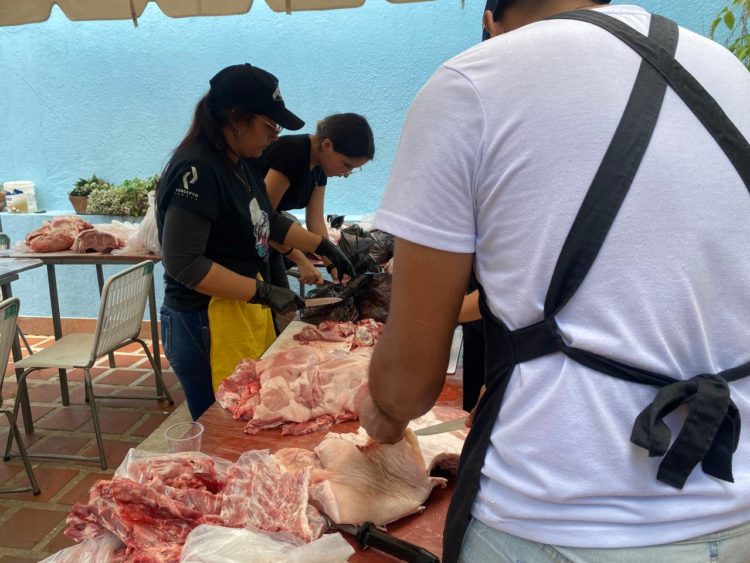 Un equipo de más de 25 personas y cinco chef trabajan en la preparación de los 10 mil platos navideños. Fotos: Mariana Duque