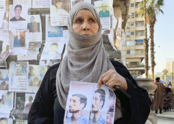 Un mes después de la caída de Al Asad, miles de familias aún buscan a sus desaparecidos