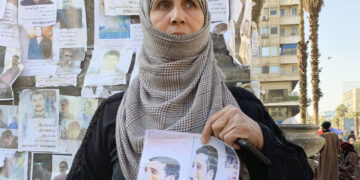 Un mes después de la caída de Al Asad, miles de familias aún buscan a sus desaparecidos