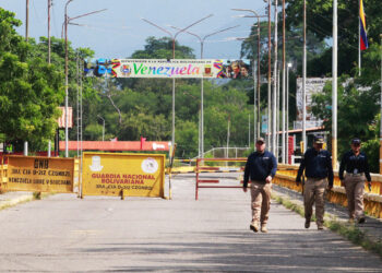 Venezuela reabre la frontera con Colombia tres días después del cierre por la investidura