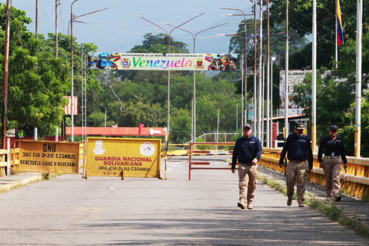 Integrantes de Migración Colombia recorren el puente Francisco de Paula Santander que une a Cúcuta con Ureña Venezuela, este 10 de enero de 2025, en Villa del Rosario (Colombia). EFE/ Mario Caicedo