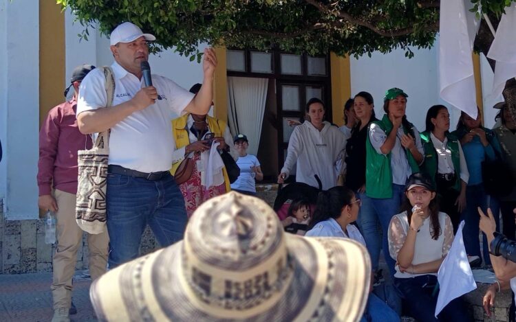 El alcalde de la ciudad colombiana de Ocaña, Emiro Cañizares Plata (i), habla frente a ciudadanos este viernes, en Ocaña (Colombia). EFE/ Ana Inés Vega