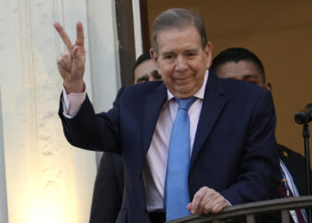 El Congreso de Perú condecora a Edmundo González al reconocer su «lucha por la democracia