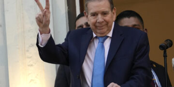 El Congreso de Perú condecora a Edmundo González al reconocer su «lucha por la democracia