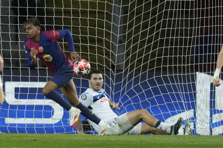 El delantero del FC Barcelona Lamine Yamal celebra tras anotar un gol, el primero de su equipo, durante el partido de la Liga de Campeones contra el Atalanta. EFE/ Enric Fontcuberta