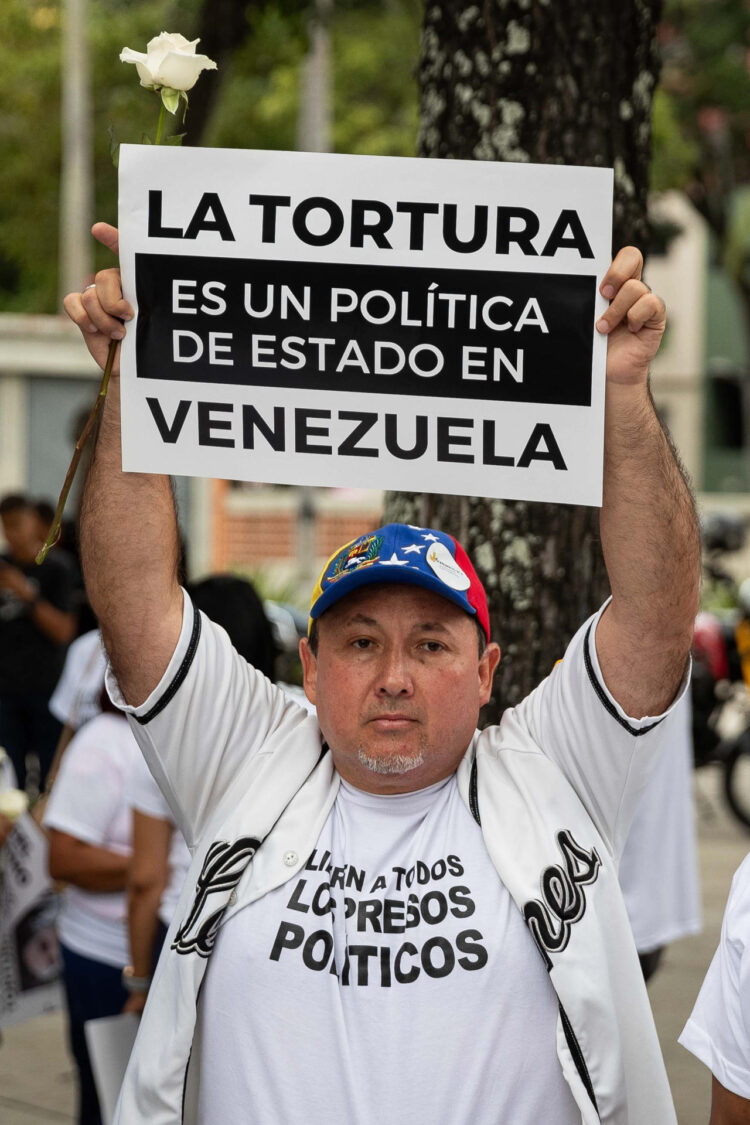 Fotografía de archivo de un hombre que sostiene un cartel durante una protesta frente al Ministerio Público para exigir la liberación de los que la oposición consideran "presos políticos", en Caracas (Venezuela).EFE/ Ronald Peña