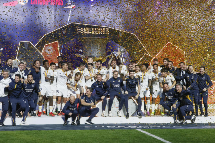 Los jugadores del Real Madrid celebran su victoria en la final de la Supercopa de España que Real Madrid y FC Barcelona disputaron en 2024 en el estadio Al Awwal Park de Riad, en Arabia Saudí, en una foto de archivo. EFE/Juan Carlos Cárdenas