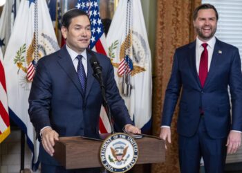 Rubio promete trabajar por «un mundo más seguro» tras jurar como secretario de Estado