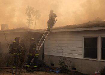 Más de 153.000 evacuados mientras se empiezan a contener los incendios de Los Ángeles