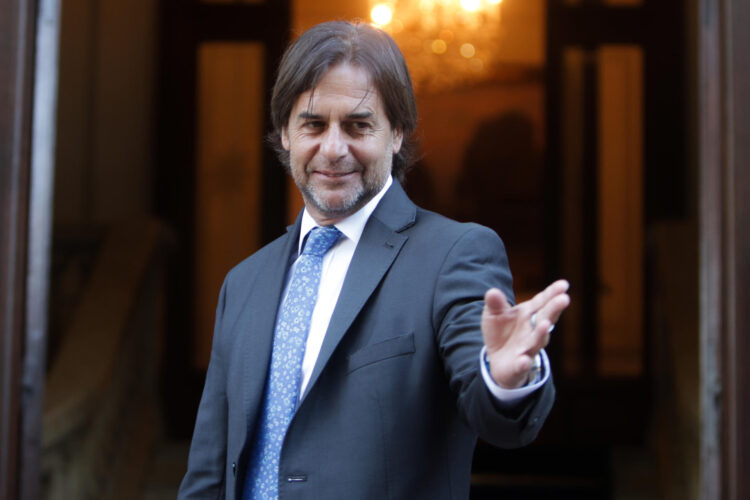 Fotografía de archivo del presidente de Uruguay, Luis Lacalle Pou, a las afueras de la residencia presidencial, en Montevideo (Uruguay). EFE/ Gastón Britos