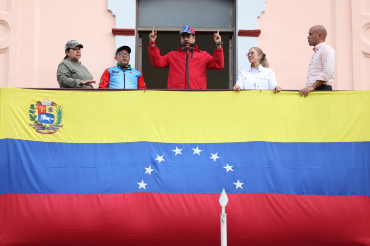 El líder chavista Nicolás Maduro (c) habla frente a simpatizantes en el Palacio Miraflores en Caracas (Venezuela). EFE/ Miguel Gutiérrez