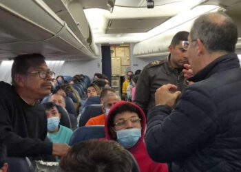 Aterriza en Bogotá el primero de los dos aviones colombianos que trae deportados de EE.UU.