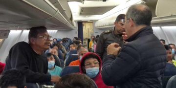 Aterriza en Bogotá el primero de los dos aviones colombianos que trae deportados de EE.UU.