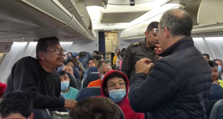 Fotografía cedida por la oficina de prensa de la presidencia de Colombia de las personas deportadas desde Estados Unidos en un vuelo de fuerza aérea de Colombia este martes en Estados Unidos. EFE/ Presidencia de Colombia