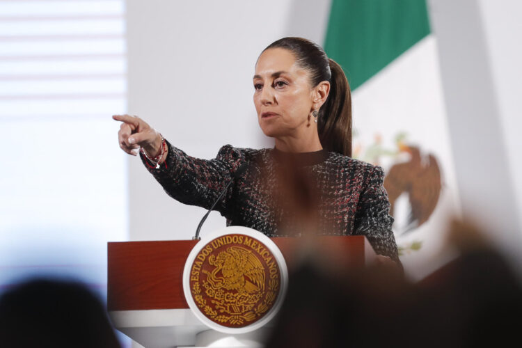 La presidenta de México, Claudia Sheinbaum, habla en una rueda de prensa este martes, en el Palacio Nacional en la Ciudad de México (México). EFE/ Isaac Esquivel