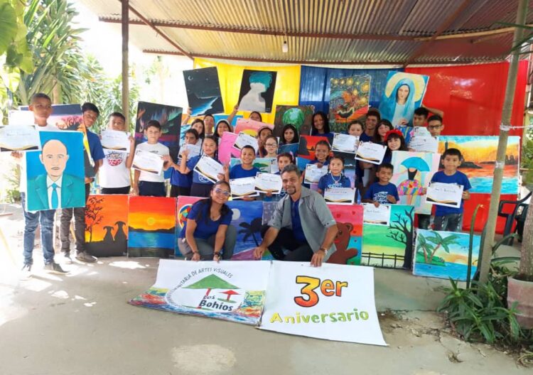 Niños jóvenes y adolescentes recibieron su certificado.