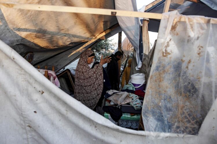 Refugiados palestinos inspeccionan los daños después de que un ataque aéreo israelí tuviera como objetivo un campamento de personas desplazadas internamente en la zona de Al-Mawasi, al oeste de Khan Yunis, en el sur de la Franja de Gaza, el 02 de enero de 2025.
EFE/EPA/HAITHAM IMAD