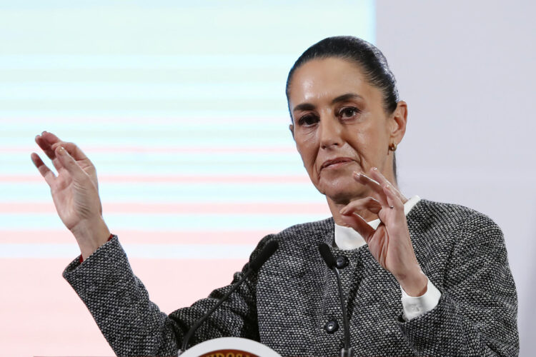 La presidenta de México, Claudia Sheinbaum, habla durante una rueda de prensa este lunes, en el Palacio Nacional en la Ciudad de México (México). EFE/ Mario Guzmán