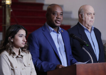 Dos aviones colombianos parten a Estados Unidos para repatriar 110 ciudadanos deportados