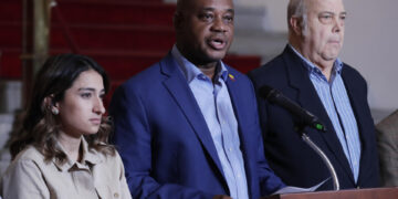 Dos aviones colombianos parten a Estados Unidos para repatriar 110 ciudadanos deportados