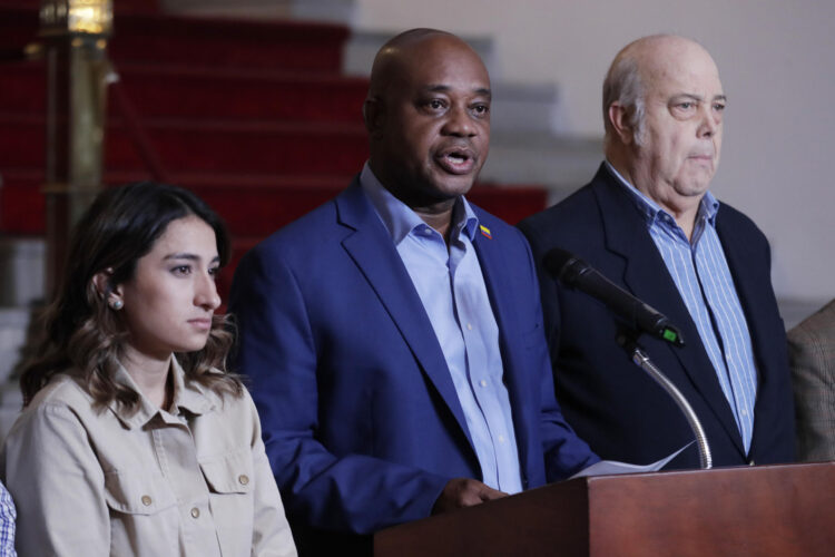 El Canciller de Colombia, Luis Gilberto Murillo (c), habla durante una rueda de prensa la ncohe del domingo, en Bogotá (Colombia). EFE/ Carlos Ortega