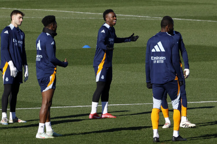 El jugador del Real Madrid Vinícius Júnior (c), durante el entrenamiento del equipo este viernes en Valdebebas. EFE/ Chema Moya