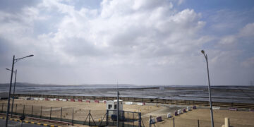 Casi 4 millones de paneles y robots para limpiar: así es la mayor planta solar del mundo