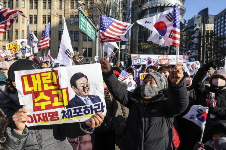 Fotografía de archivo de seguidores del presidente surcoreano, Yoon Suk-yeol. EFE/EPA/HAN MYUNG-GU