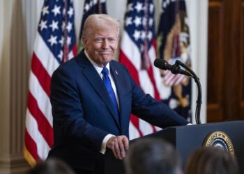 Trump anuncia que ordenará al Pentágono preparar 30.000 camas para migrantes en Guantánamo