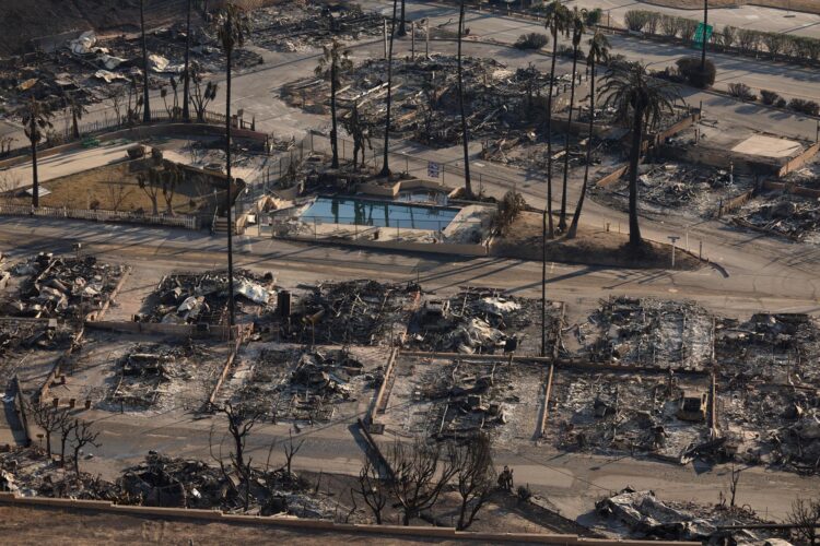 Viviendas arrasadas por el fuego en el barrio de Pacific Palisades. EFE/EPA/ALLISON DINNER