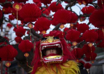 China recibe entre festejos el año de la serpiente, símbolo tradicional de sabiduría