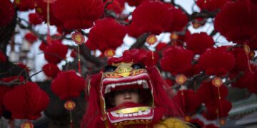China recibe entre festejos el año de la serpiente, símbolo tradicional de sabiduría