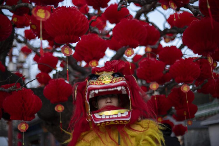 Un bailarín realiza la danza tradicional del león para las celebraciones del Año Nuevo chino en Pekín, el 29 de enero de 2025. EFE/EPA/ANDRÉS MARTÍNEZ CASARES