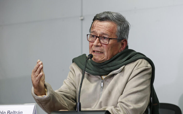 Pablo Beltrán (i), jefe de la delegación de la guerrilla del ELN, en una foto de archivo. EFE/ Mauricio Dueñas Castañeda