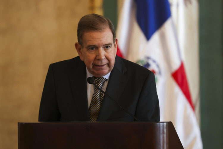 El líder opositor venezolano Edmundo González Urrutia habla en el Palacio Nacional de Santo Domingo este jueves, en Santo Domingo (República Dominicana). EFE/ Orlando Barría