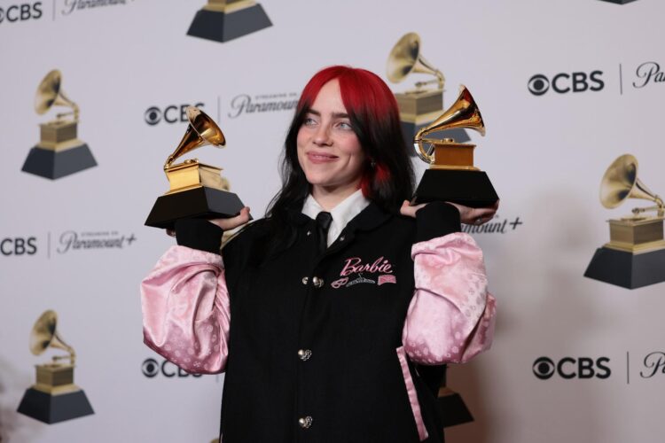 Fotografía de archivo de Billie Eilish al posar en la sala de prensa durante la 66 ceremonia anual de los Premios Grammy en el Crypto.com Arena en Los Ángeles, California, EE. UU., el 4 de febrero de 2024. EFE/EPA/Allison Dinner