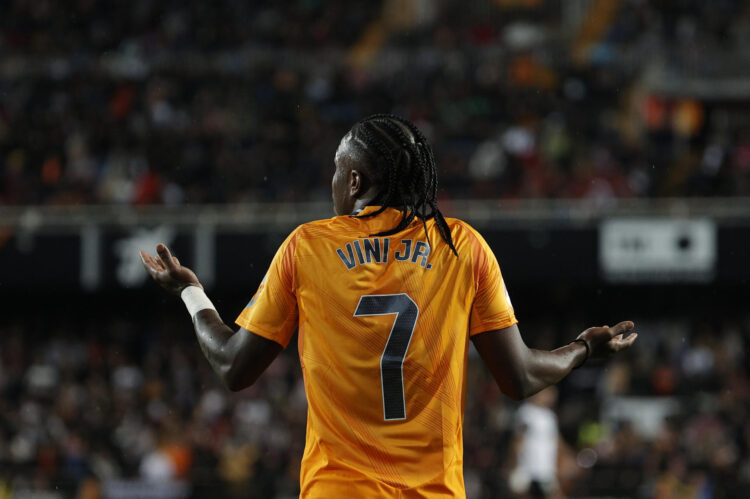 El delantero brasileño del Real Madrid, Vinicius Junior, durante el encuentro correspondiente a la jornada 12 de Laliga EA Sports que disputaron Valencia y Real Madrid en el estadio de Mestalla, en Valencia. EFE / Manuel Bruque.