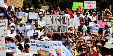 El reto de quitar la ciudadanía de EEUU a bebés de migrantes, incluidos aquellos con visa