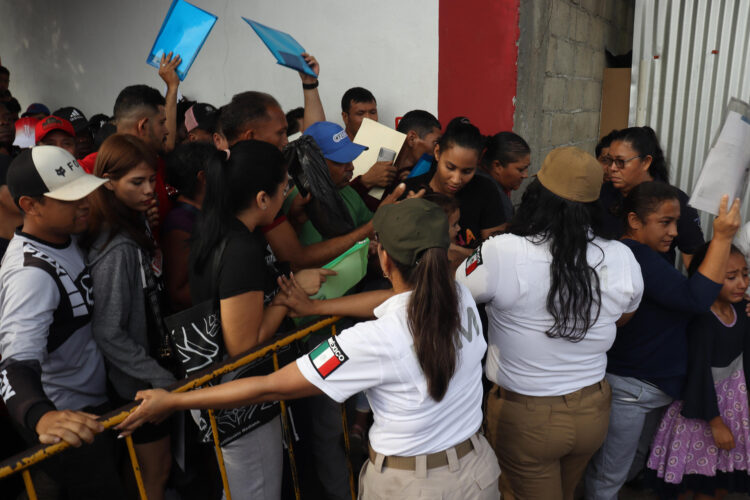 Migrantes hacen fila para tramitar papeles migratorios este viernes, en el municipio de Tapachula en Chiapas (México). EFE/ Juan Manuel Blanco