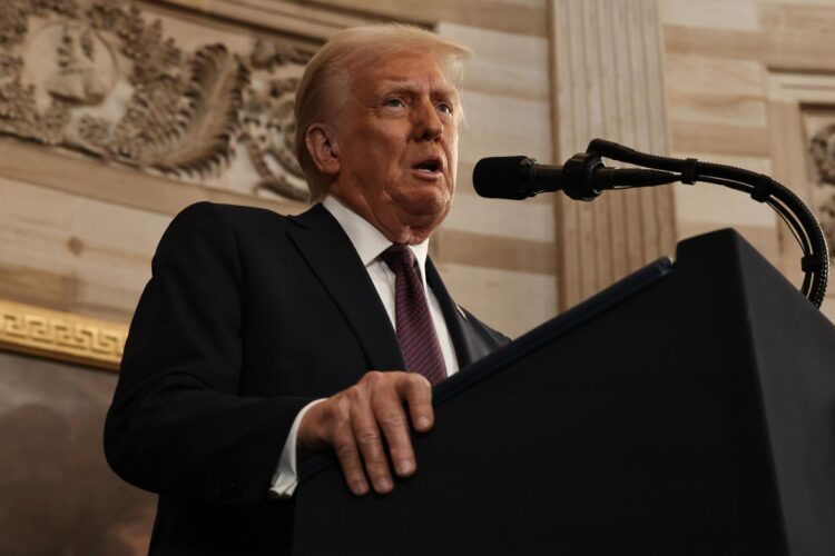 El presidente de Estados Unidos, Donald Trump, habla mientras el expresidente estadounidense Joe Biden observa durante las ceremonias de investidura en la Rotonda del Capitolio de Estados Unidos el 20 de enero de 2025 en Washington, DC. Donald Trump asume su segundo mandato como el 47.º presidente de los Estados Unidos. 
EFE/EPA/Chip Somodevilla /