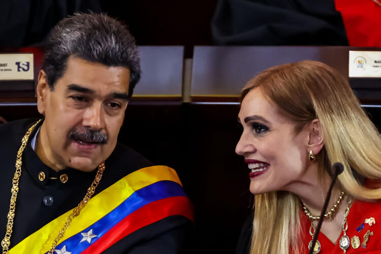 Fotografía de archivo del mandatario de Venezuela, Nicolás Maduro, junto a la presidenta del Tribunal Supremo de Justicia (TSJ) de Venezuela, la chavista Caryslia Rodríguez, durante el inicio del año judicial en la sede del Tribunal Supremo de Justicia, en Caracas (Venezuela). EFE/ Miguel Gutiérrez