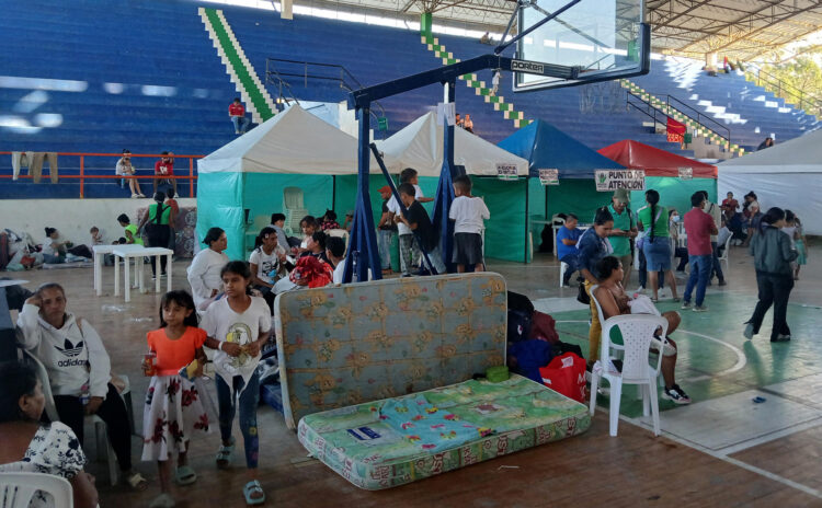 Fotografía de desplazados por la violencia en el Catatumbo en el Coliseo Argelino Durán Quintero este martes, en Ocaña (Colombia). EFE/ Ana Inés Vega