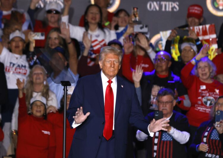 La gente aplaude mientras el presidente de Estados Unidos, Donald J. Trump, sube al podio para hablar en un evento en el Circa Resort y Casino en Las Vegas, Nevada, EE.UU., el 25 de enero de 2025. EFE/EPA/BIZUAYEHU TESFAYE