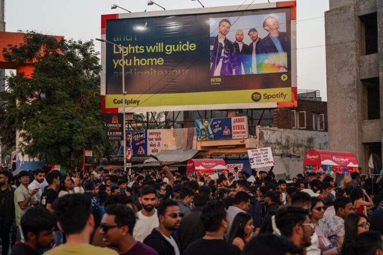 Los fans llegan para el concierto de la banda británica Coldplay en el estadio Narendra Modi en Ahmedabad, India, 25 de enero de 2025. El concierto es parte de la 'Gira Mundial de Coldplay: Música de las Esferas'. EFE/EPA/SIDDHARAJ SOLANKI