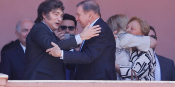 Milei y González Urrutia reciben el apoyo de venezolanos desde el balcón de la Casa Rosada