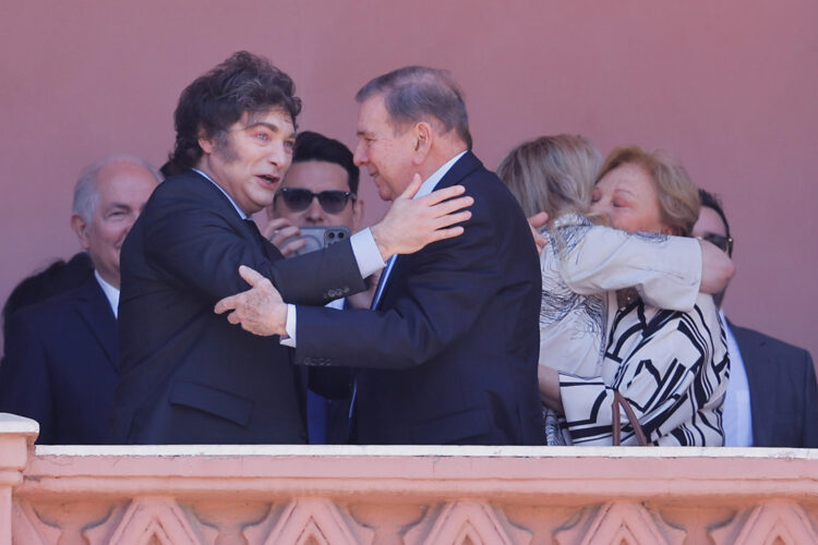 El presidente de Argentina, Javier Milei (i), saluda al líder opositor venezolano Edmundo González Urrutia este sábado, desde un balcón de la Casa Rosada en Buenos Aires (Argentina). EFE/ Juan Ignacio Roncoroni