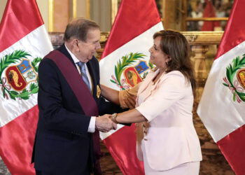 Boluarte condecora a González Urrutia «por su defensa de los valores democráticos»