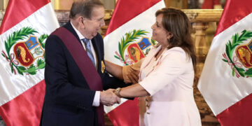 Boluarte condecora a González Urrutia «por su defensa de los valores democráticos»