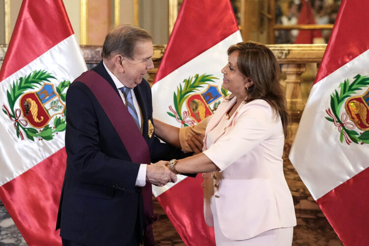 La presidenta de Perú, Dina Boluarte (d), condecora al líder antichavista Edmundo González Urrutia este miércoles en el Palacio de Gobierno, en Lima. EFE/ John Reyes Mejía